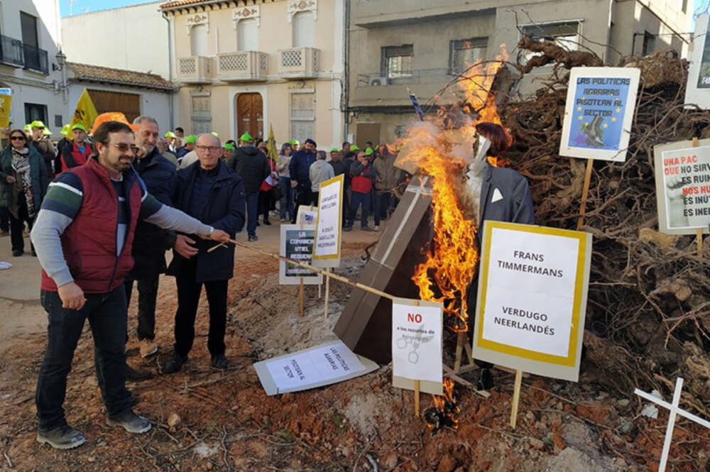 Cientos de agricultores arrancan las protestas con una ‘hoguera del vino’ en Caudete de las Fuentes. Foto: AVA.