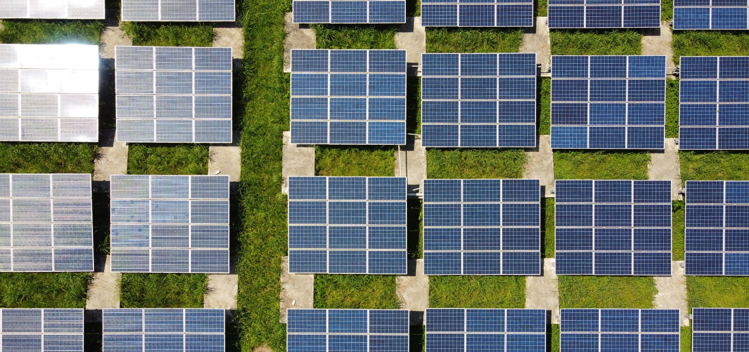 Paneles solares. Instalación fotovoltaica. Renovables.