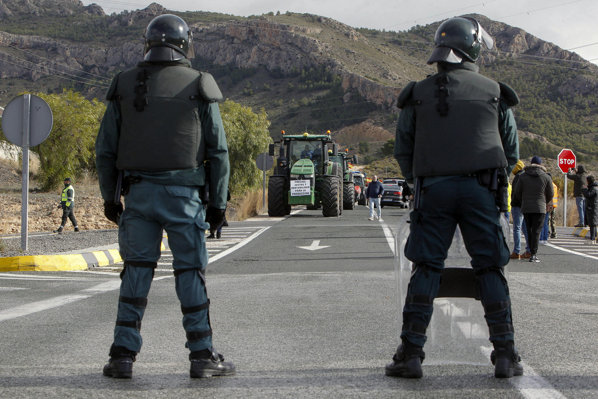 GRAFCVA8375. VILLENA (ALICANTE), 16/02/2024.- Dos agentes de la Guardía Civil bloquean el paso a la columna de tractores que se dirige a la A-31 en el marco de las protestas por la crisis del campo, en una jornada donde las movilizaciones se concentran en la provincia y Santander. EFE/Morell