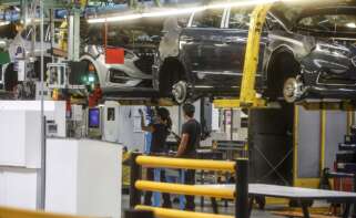 Dos trabajadores con un vehículo en la fábrica de Ford en Almussafes. Foto Rober Solsona / Europa Press