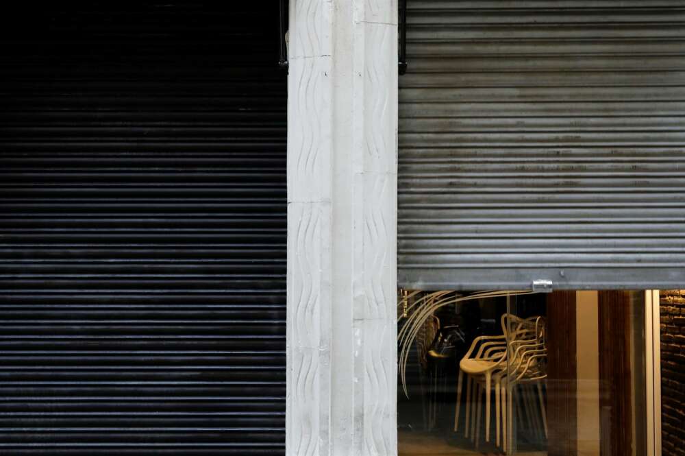 Un establecimiento baja su persiana. Foto: EFE.