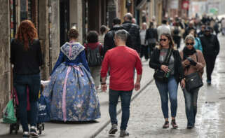 GRAFCVA9456. VALENCIA, 20/03/2024.- Un fallera camina este miércoles 2o de marzo por la céntrica calle Bolsería en el día después de finalizar las Fallas de 2024. EFE/Biel Aliño