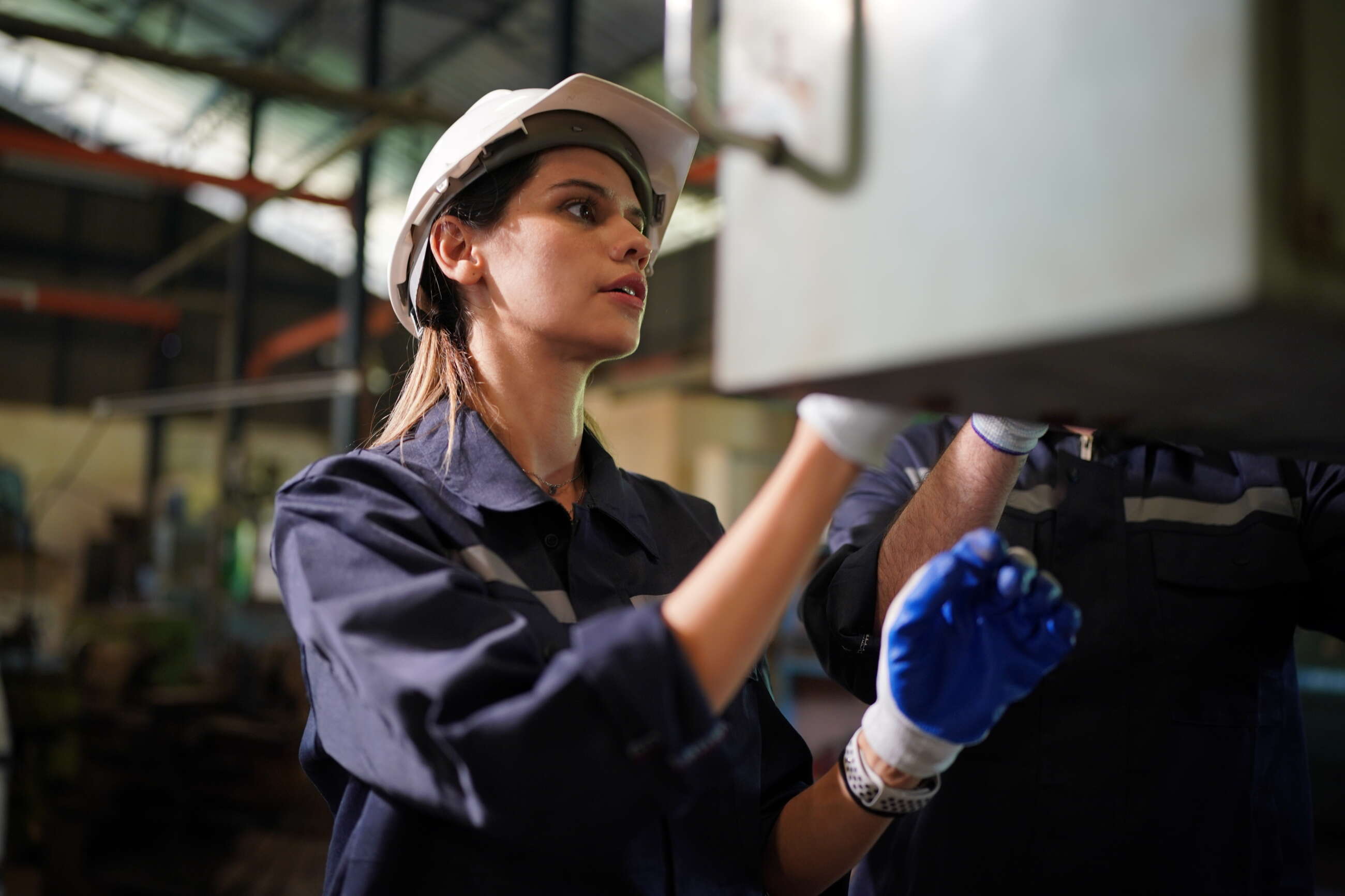 Una trabajadora de la industria del metal en la Comunitat Valenciana