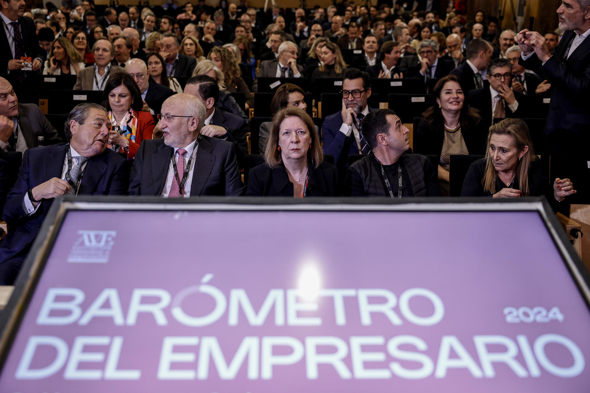 La Asociación Valenciana de Empresarios (AVE) presenta los datos de la segunda edición del Barómetro del Empresario, que determina qué aportan los empresarios a la sociedad y cómo les valora la ciudadanía, con la participación de Vicente Boluda, Lorenzo Amor, Ricard Camarena, Dolores Font, Lara Guerrero, Narciso Michavila, Toño Pons y Fernando Trías de Bes.