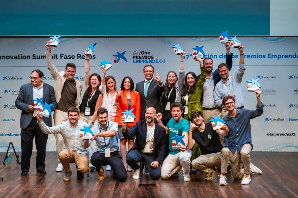 Los ganadores de la 17ª edición de los Premios EmprendeXXI con el director de Negocio de Caixabank, Jaume Masana, y la secretaria de Estado de Industria, Rebeca Torró. Foto: Caixabank