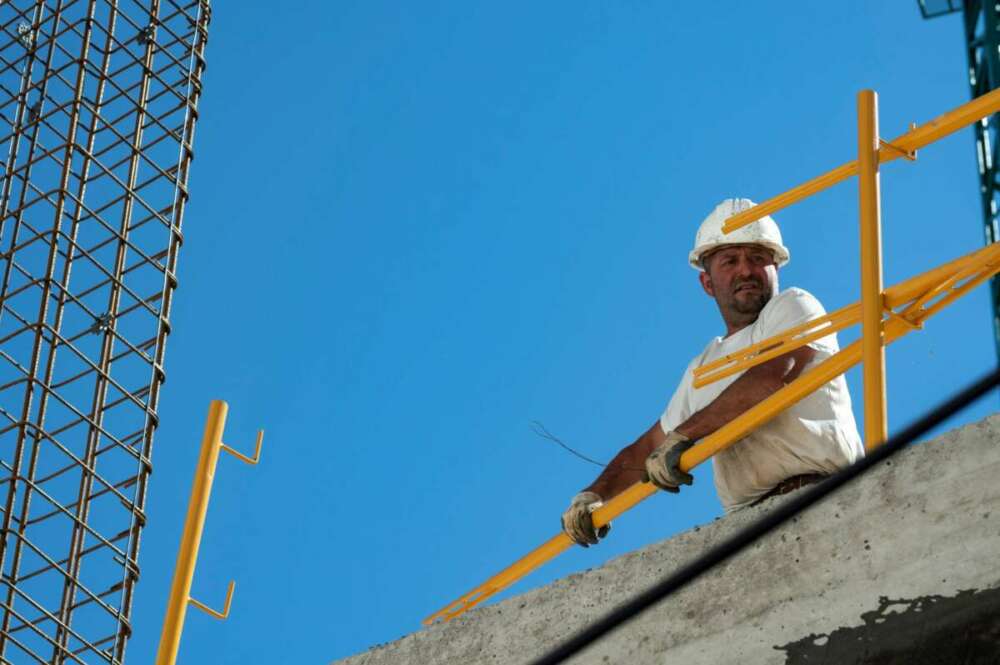 Un obrero trabajando en la construcción.