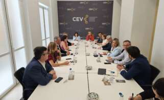 El grupo de trabajo de los principales agentes sociales implicados en la industria de los microchips y semiconductores de la Comunitat Valenciana. Foto: Generalitat