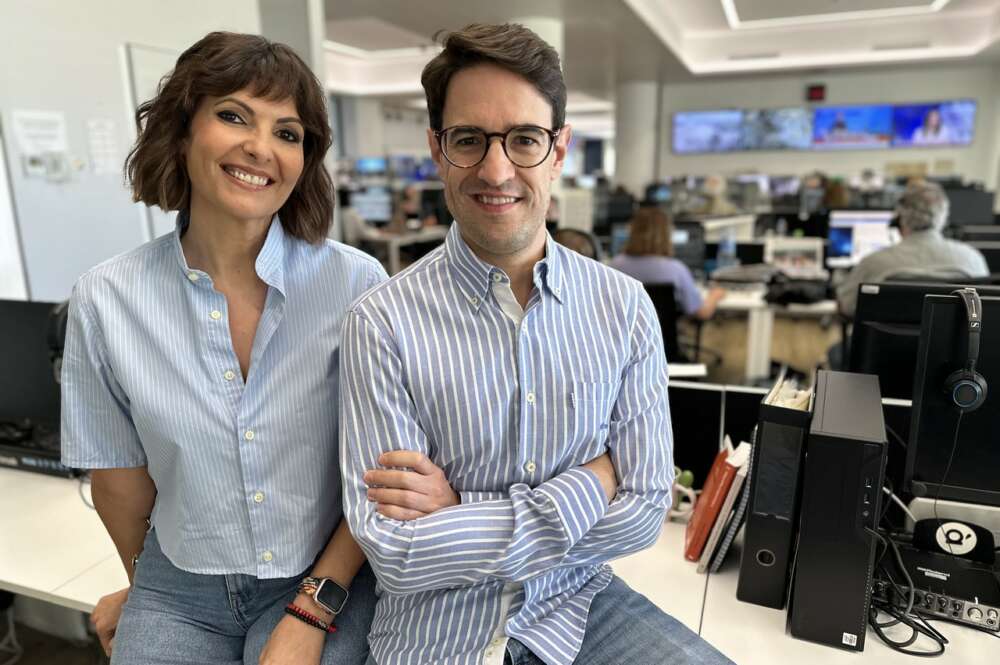 Isabel Sánchez y Juanma Melero, los presentadores del nuevo programa deportivo, 'Grada 20:30'. Foto: À Punt