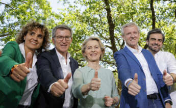 La presidenta de la Comisión Europea, Ursula von der Leyen, con el presidente del Partido Popular, Alberto Núñez Feijóo, el presidente de la Xunta, Alfonso Rueda, el vicepresidente, Diego Calvo, y la candidata Dolores Montserrat. EFE/ Lavandeira Jr