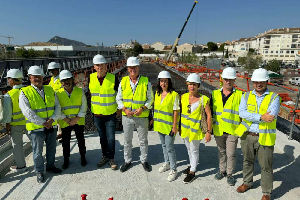 Personas con chaleco verde y casco en una construcción ferroviaria en Alicante