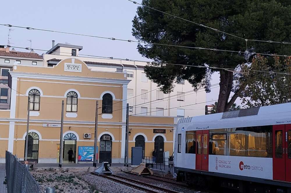 Metrovalencia llegando a una estación denominada Bétera en Valencia