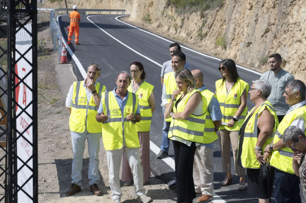 Personas observando la finalización de unas obras en Castellón