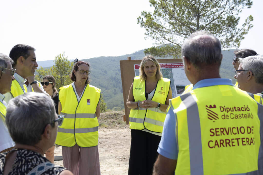 Personas observando la finalización de unas obras en Castellón. La montaña aparece a lo lejos.