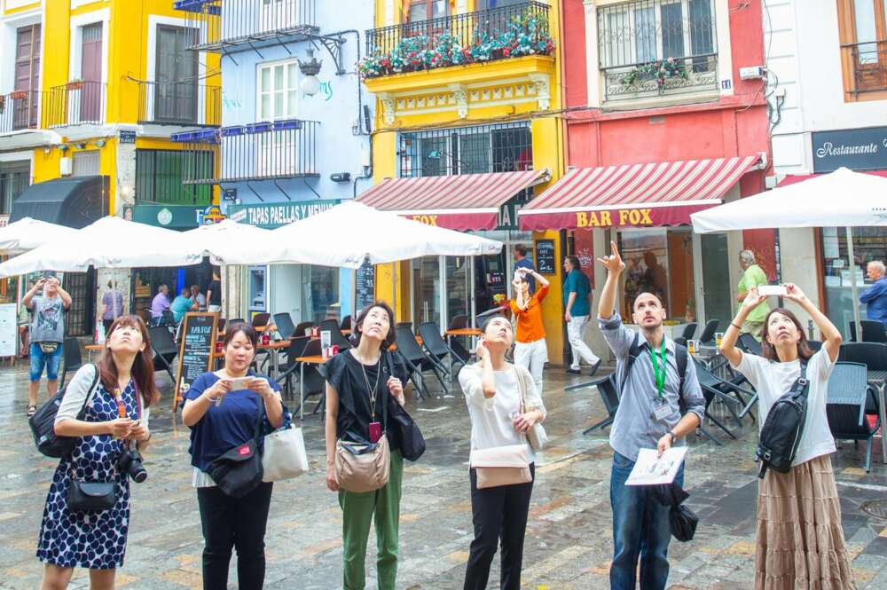 Un guía, con un grupo de turistas. Foto: Generalitat Valenciana