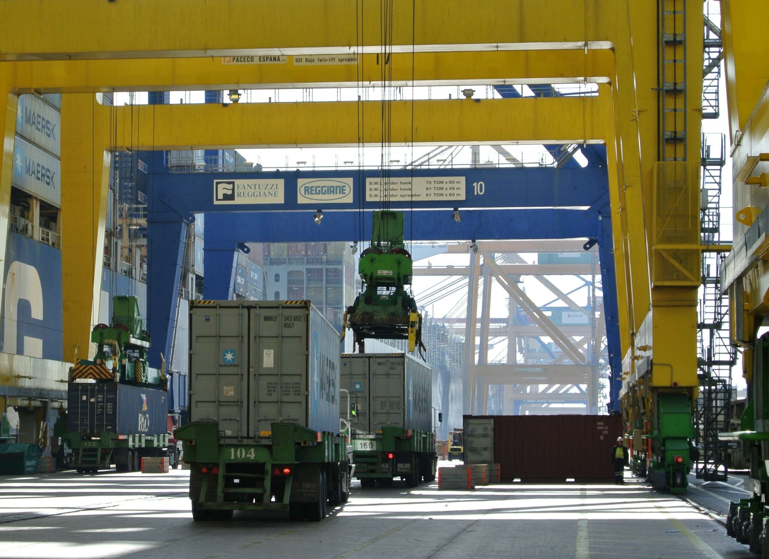 El Puerto de Valencia cargando contenedores en los camiones