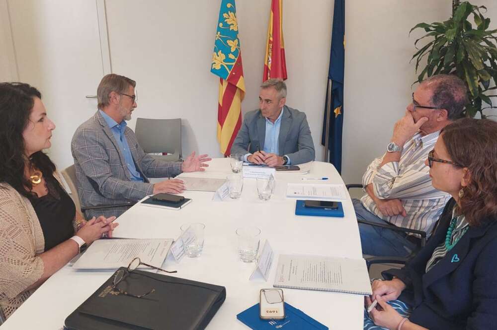 El conseller de agricultura, Miguel Barrachina, en una reunión