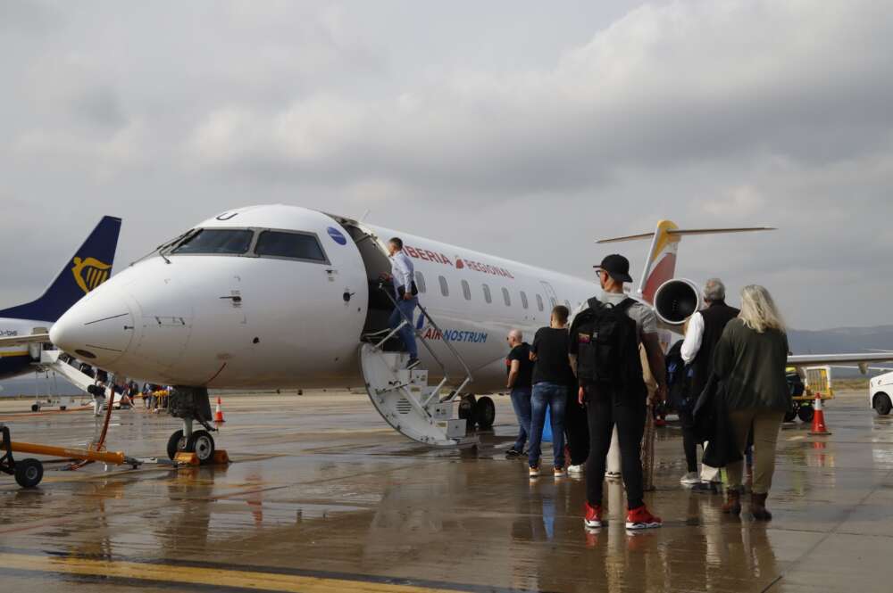 avión de la compañía de Air Nostrum en un aeropuerto