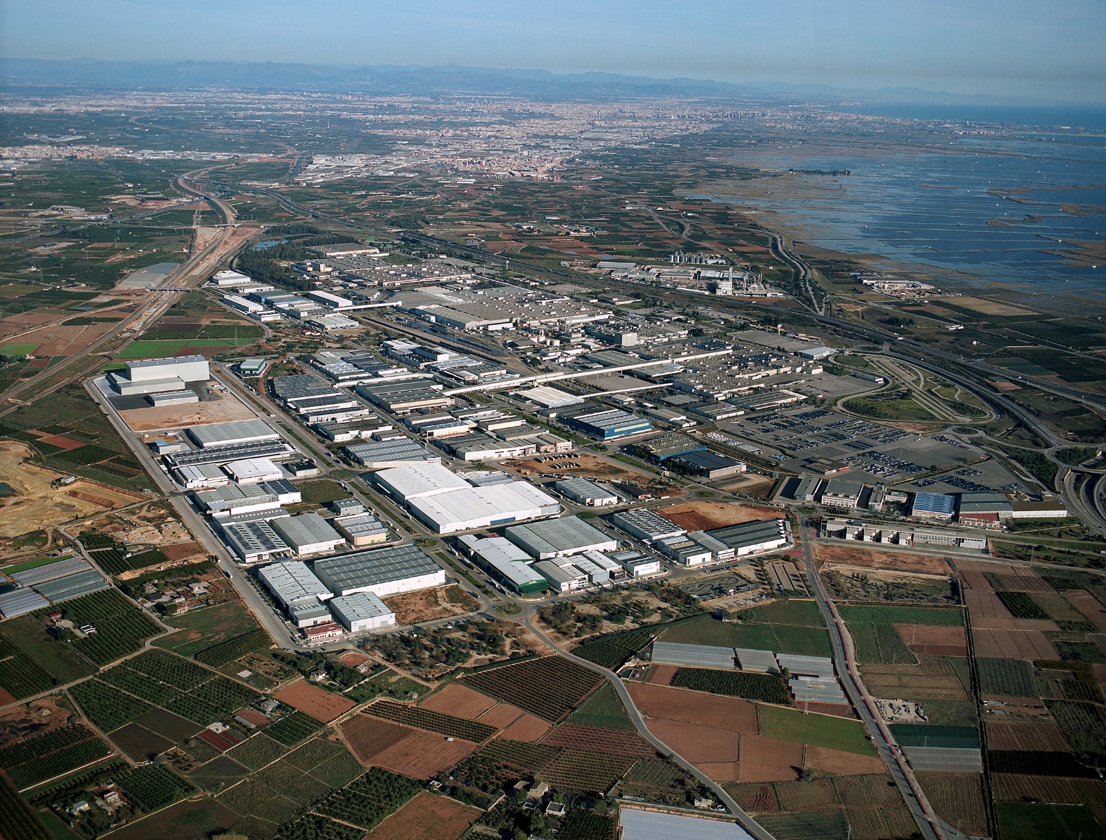 Visión aérea de una zona industrial en la Comunidad Valenciana que promociona Ivace+i