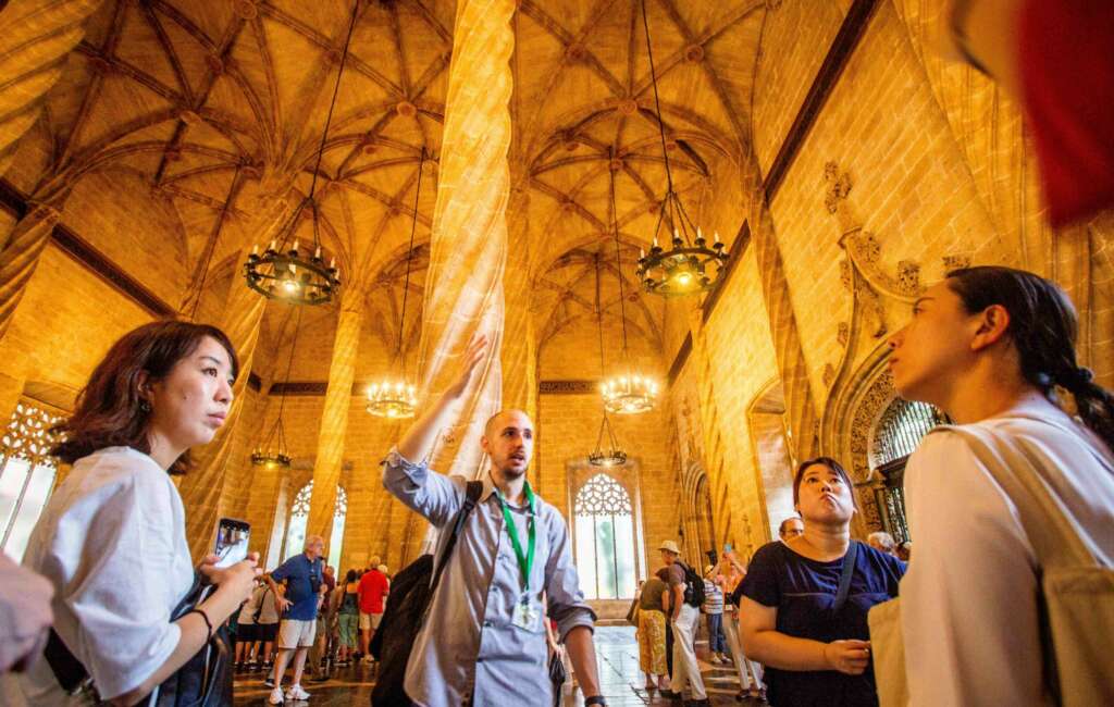 Un guía de turismo, en la Lonja de Valencia. Foto: Generalitat Valenciana