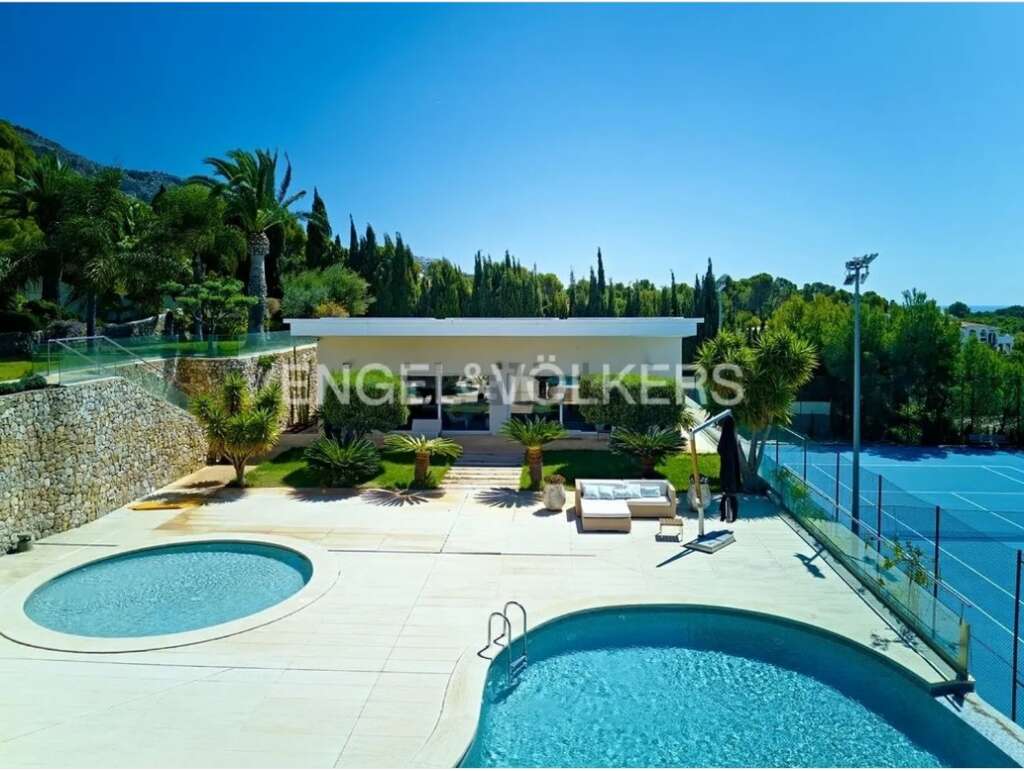 Piscina de una casa de lujo en Altea (Alicante)