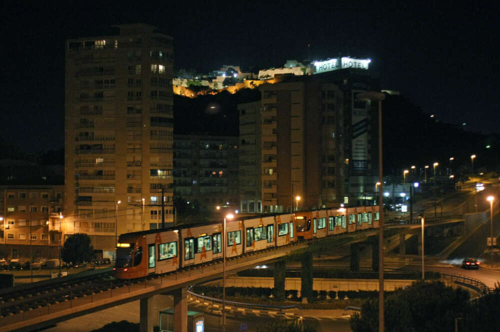 El tren de Alicante, TRAM, circulando de noche en la provincia de Alicante