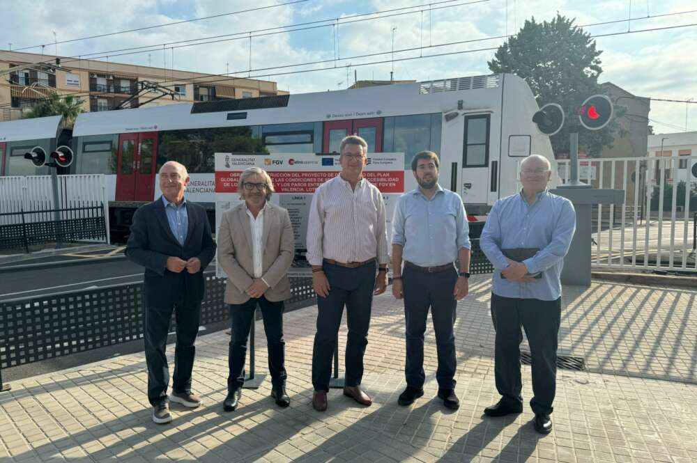 Un grupo de hombres detrás de un metro de Metrovalencia