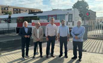 Un grupo de hombres detrás de un metro de Metrovalencia