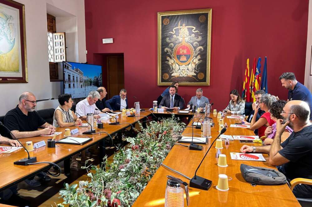 El conseller de Agricultura, Miguel Barrachina, en una reunión con la DOP de la granada