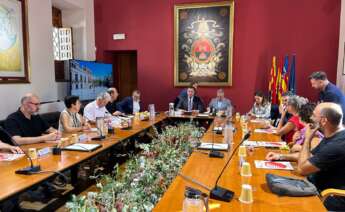 El conseller de Agricultura, Miguel Barrachina, en una reunión con la DOP de la granada