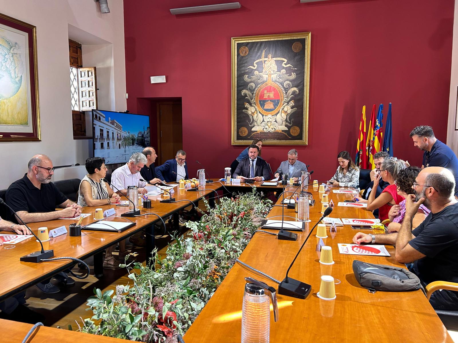 El conseller de Agricultura, Miguel Barrachina, en una reunión con la DOP de la granada