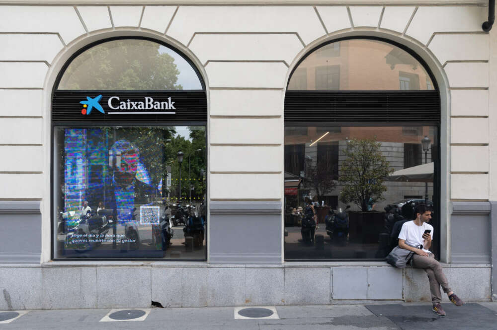 (Foto de ARCHIVO) Una oficina de Caixabank, a 6 de junio de 2024, en Madrid (España). El Consejo de Gobierno del Banco Central Europeo (BCE) ha decidido hoy bajar los tipos de interés en 25 puntos básicos, de forma que la tasa de referencia para sus operaciones de refinanciación se quedará en el 4,25%, la tasa de depósito bajará al 3,75% y la de facilidad de préstamo al 4,50%. Eduardo Parra / Europa Press 06 JUNIO 2024;MADRID;BANCO CENTRA EUROPEO;BCE;TIPOS DE INTERÉS 06/6/2024