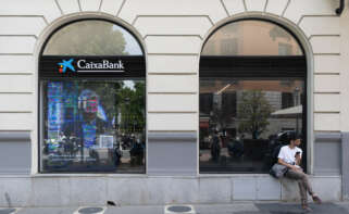 (Foto de ARCHIVO) Una oficina de Caixabank, a 6 de junio de 2024, en Madrid (España). El Consejo de Gobierno del Banco Central Europeo (BCE) ha decidido hoy bajar los tipos de interés en 25 puntos básicos, de forma que la tasa de referencia para sus operaciones de refinanciación se quedará en el 4,25%, la tasa de depósito bajará al 3,75% y la de facilidad de préstamo al 4,50%. Eduardo Parra / Europa Press 06 JUNIO 2024;MADRID;BANCO CENTRA EUROPEO;BCE;TIPOS DE INTERÉS 06/6/2024