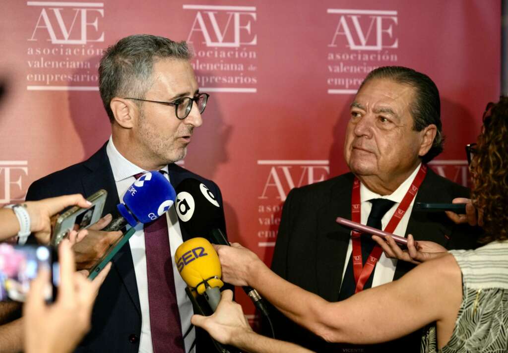 Vicente Boluda y Arcadi España atienden a los medios de comunicación antes de celebrar un almuerzo-coloquio de AVE (Foto: AVE)