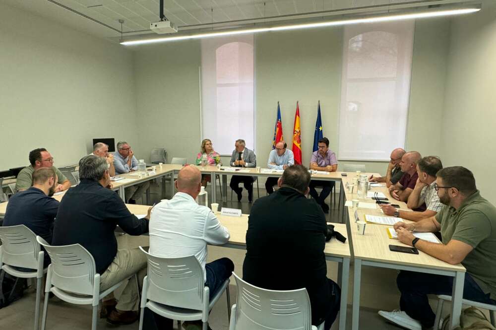 El conseller de agricultura valenciano, Miguel Barrachina, reunido con las organizaciones agrarias para discutir las ayudas por la sequía