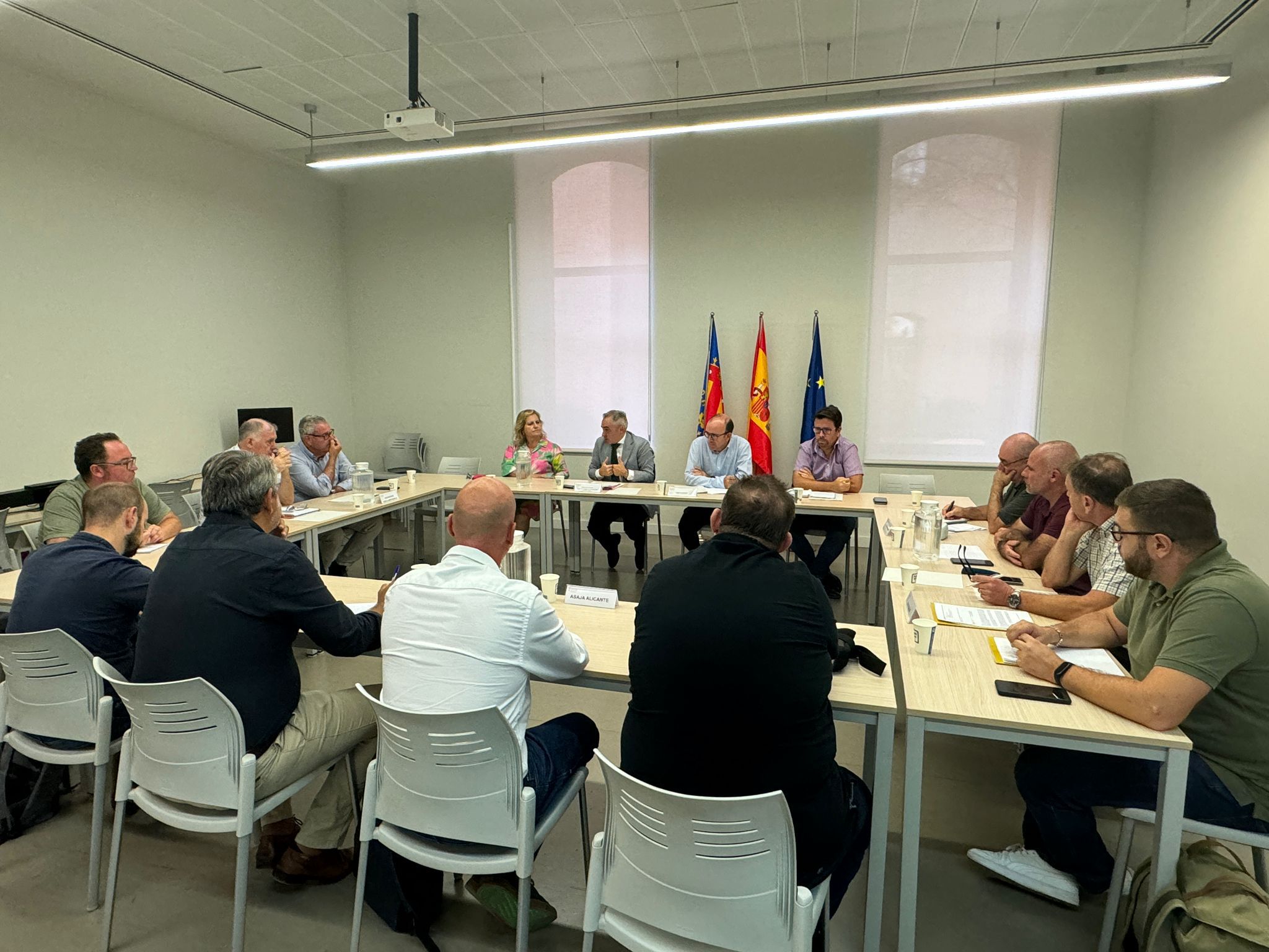 El conseller de agricultura valenciano, Miguel Barrachina, reunido con las organizaciones agrarias para discutir las ayudas por la sequía