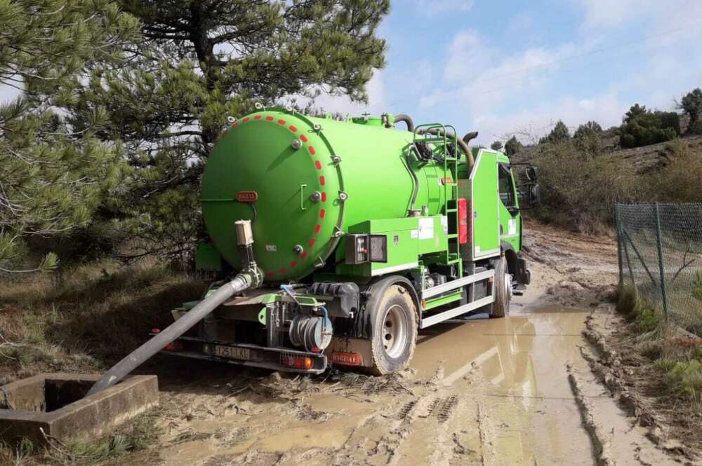 camión cisterna poniendo agua para la agricultura