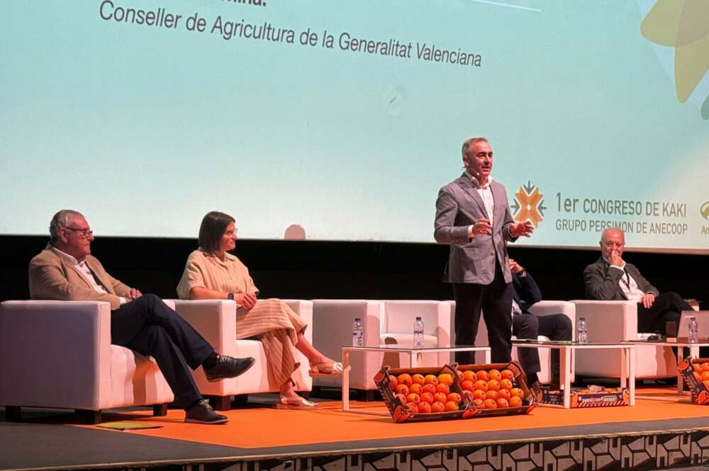 El conseller de agricultura valenciano, Miguel Barrachina, en una presentación de Anecoop