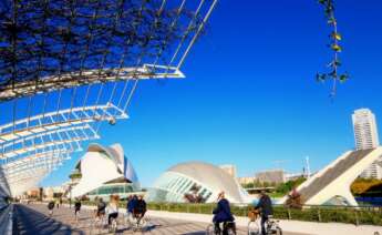 Palau de les Arts i les Ciències de Valencia mientras gente van con bicicleta