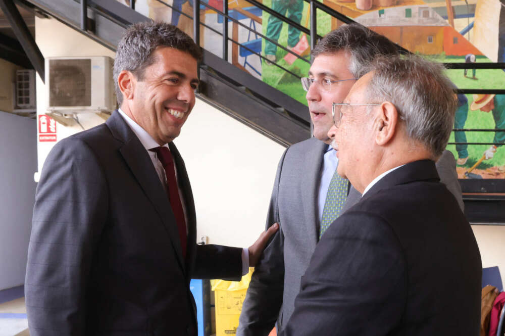 El president de la Generalitat Valenciana, Carlos Mazón, con los representantes de la construcción