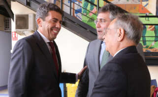 El president de la Generalitat Valenciana, Carlos Mazón, con los representantes de la construcción