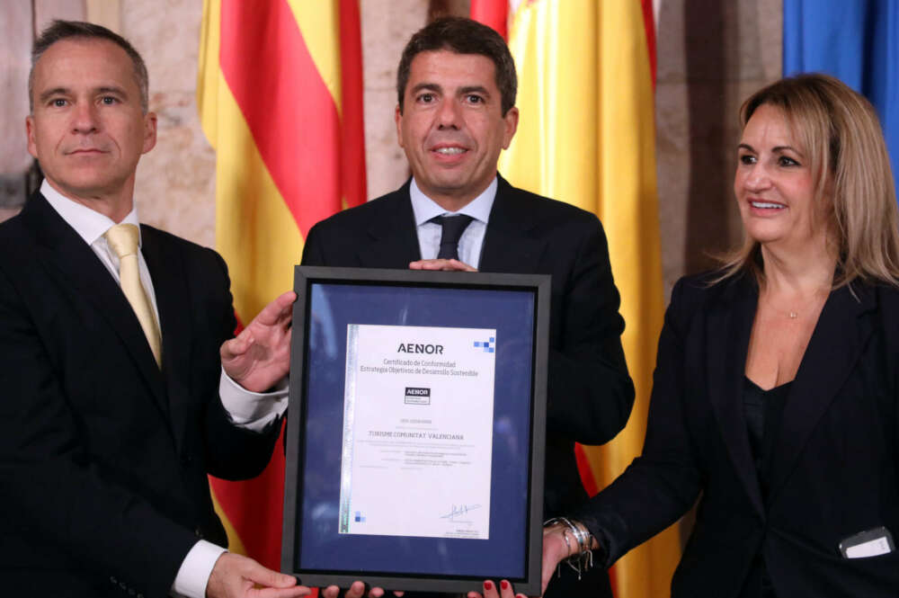 El president de la Comunitat Valenciana, Carlos Mazón, recibe el certificado AENOR por su estrategia de turismo sostenible