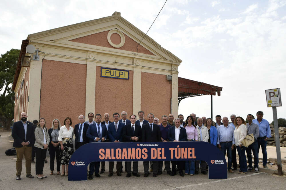 El movimiento #QuieroCorredor reúne frente a la estación de tren de Pulpí a líderes empresariales y representantes de la sociedad civil. Foto: Colectivo #QuieroCorredor