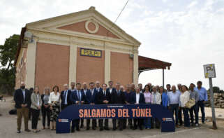 El movimiento #QuieroCorredor reúne frente a la estación de tren de Pulpí a líderes empresariales y representantes de la sociedad civil. Foto: Colectivo #QuieroCorredor