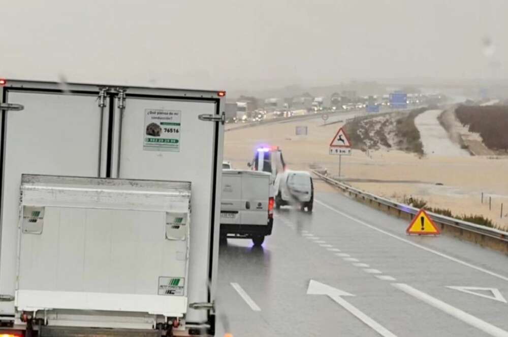 Carretera A-3 cortada por la DANA en la provincia de Valencia