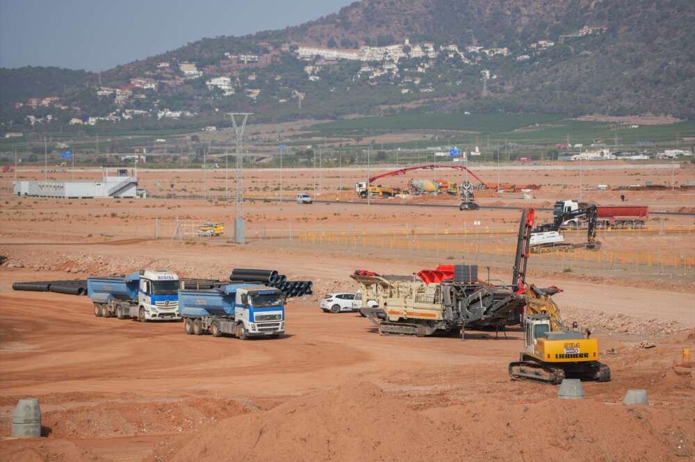 (Foto de ARCHIVO) Vista de las obras de la gigafactoría de PowerCo Spain, a 18 de julio de 2024, en Valencia, Comunidad Valenciana (España). El objetivo es que la planta esté en funcionamiento en 2026, con una potencia inicial de 40GWh, ampliable hasta los 60 GWh, en función de las demandas del mercado. Esta capacidad permitirá suministrar celdas para más de 500.000 vehículos anuales. Jorge Gil / Europa Press 18 JULIO 2024;VALENCIA;OBRAS GIGAFACTORÍA;POWERCO SPAIN 18/7/2024