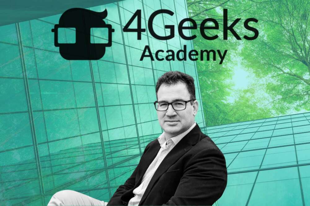 Iker Marcaide con el logo de 4 Geeks Academy