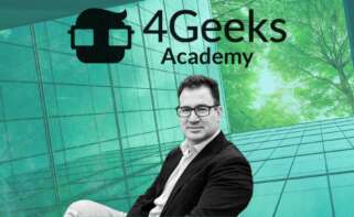 Iker Marcaide con el logo de 4 Geeks Academy