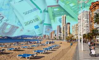 La playa de Benidorm con dinero de fondo que simboliza la falta de financiación