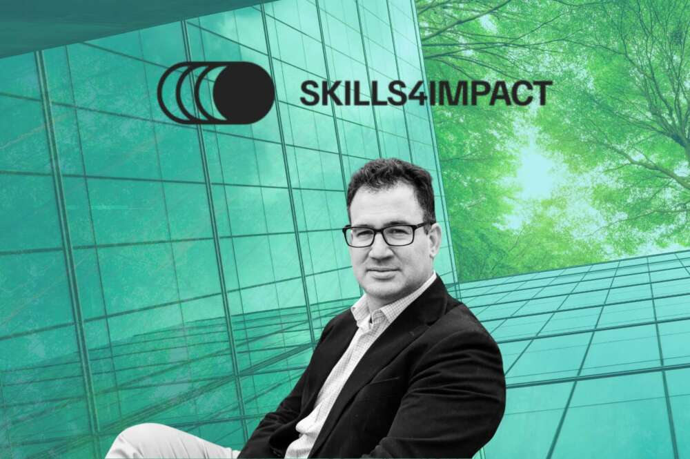 Iker Marcaide con el logo de Skills 4 Impact