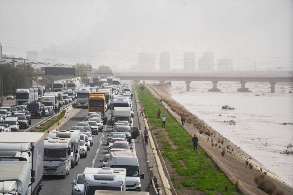 Decena de vehículos atascados en la carretera A3, a 30 de octubre de 2024, en Valencia. Foto: Jorge Gil / Europa Press